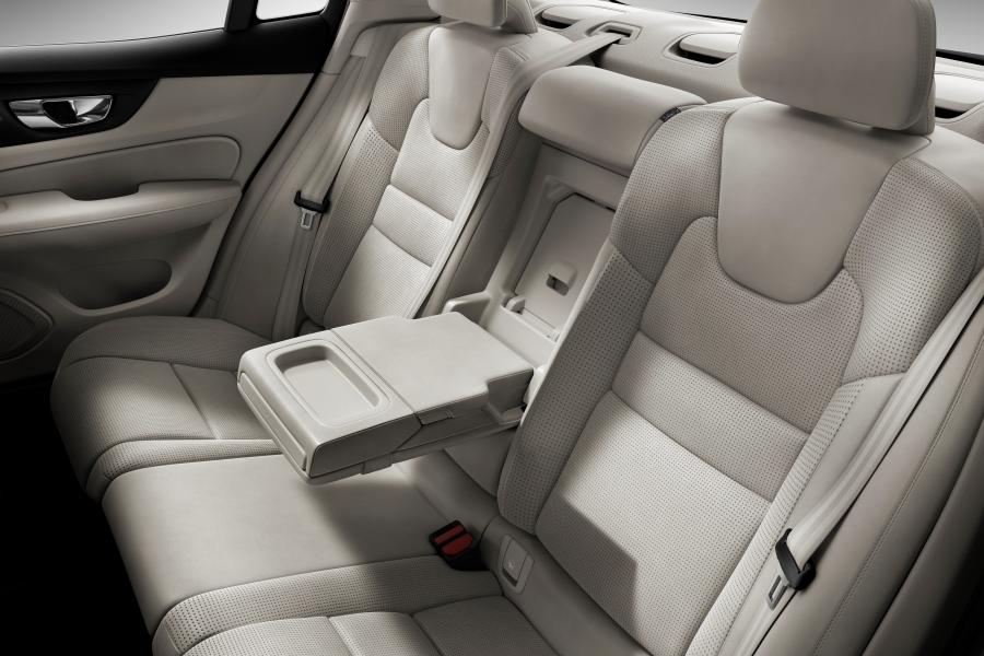 Интерьер Volvo S60 T6 Inscription 2018 года  (WW) (фото 33 из 65)